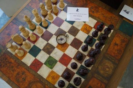 Un hommage à Xavier Parmentier, récemment disparu avec une boussole sur l'échiquier, un de ses livres parmi les plus connus