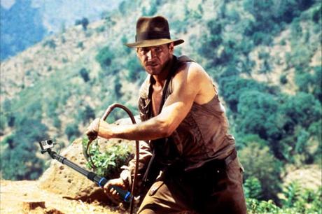 Cet artiste s’est s’amusé à remplacer les pistolets des plus grands films par des selfies sticks