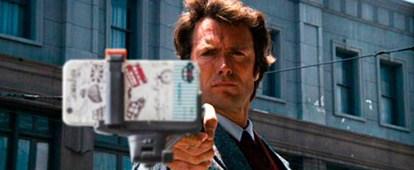 Cet artiste s’est s’amusé à remplacer les pistolets des plus grands films par des selfies sticks