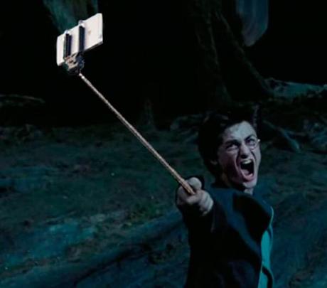 Cet artiste s’est s’amusé à remplacer les pistolets des plus grands films par des selfies sticks