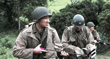 Cet artiste s’est s’amusé à remplacer les pistolets des plus grands films par des selfies sticks