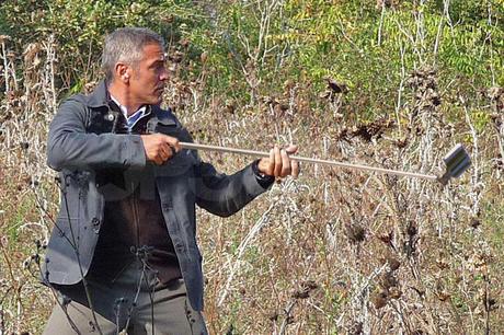 Cet artiste s’est s’amusé à remplacer les pistolets des plus grands films par des selfies sticks