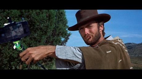 Cet artiste s’est s’amusé à remplacer les pistolets des plus grands films par des selfies sticks