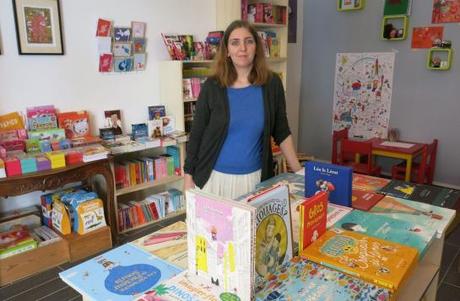 Marion Fouquet, gérante de la librairie jeunesse « Des rires et des livres ». La petite librairie a ouvert ses portes il y a trois mois dans la rue de l’église, presque en face de « Storybulle », qui propose un large choix de BD depuis un peu plus d’un an. 