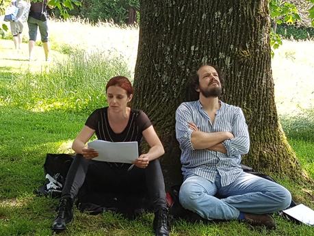 Sofia Verdon et René-Claude Emery dans le parc de la Fondation de l'Hermitage