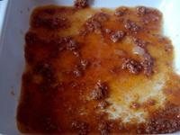 montage des lasagnes : sauce au fond du plat, plaque de lasagne , viande , béchamel