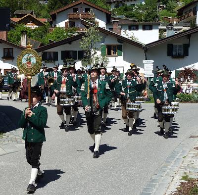 Grand défilé des chasseurs alpins à Mittenwald. Großer Festzug der Gebirgschützen in Mittenwald.