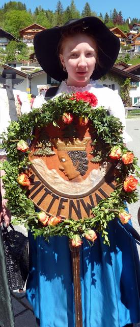 Grand défilé des chasseurs alpins à Mittenwald. Großer Festzug der Gebirgschützen in Mittenwald.