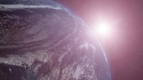 Environ 30 % moins lumineux qu’aujourd’hui, le Soleil produisait de fréquentes éruptions dans sa jeunesse, capables de dévaster l’atmosphère de la Terre primitive. Le bouclier magnétique a cependant bien résisté à la violence du vent solaire. Cela a pu même contribuer à réchauffer la planète alors située en dehors de la zone habitable du Système solaire — Crédit : NASA, GSFC, CIL