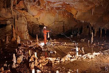 La grotte de Bruniquel était habitée il y a plus de 175000 ans par Néandertal !
