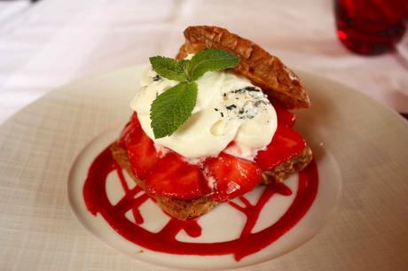 Millefeuille chantilly, fraises, coulis rouge © P.Faus