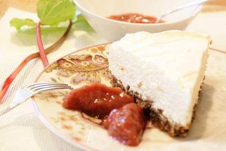 Cheesecake sans cuisson à la compotée de rhubarbe © Recettes d'ici et d'ailleurs