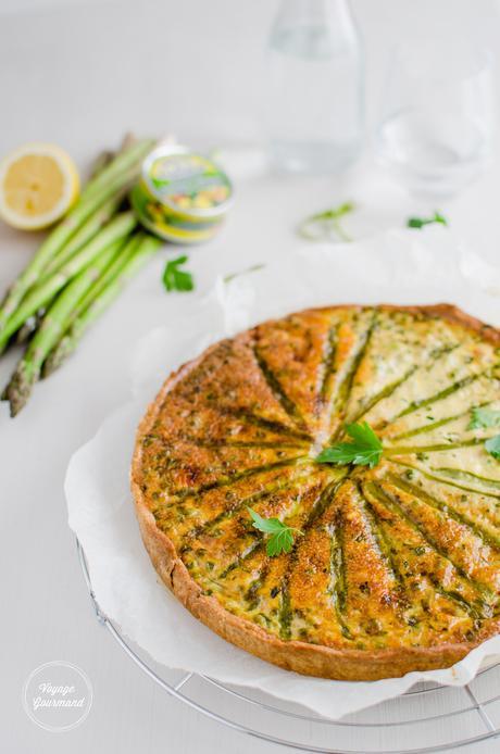 Tarte printanière aux asperges, fèves, petits pois et émietté de maquereau