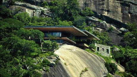 Fantastic-Futuristic-House-Built-on-a-Cliff1-900x507