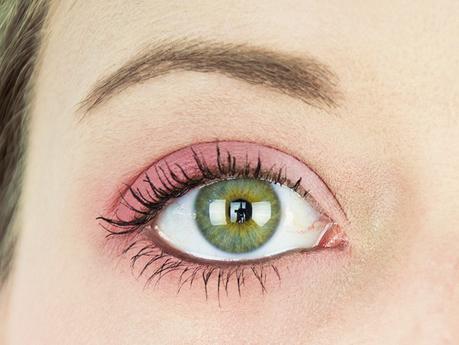 Tutoriel maquillage - Dégradé de fards à paupières roses mats bio sur les yeux (Boho Green Make-up)