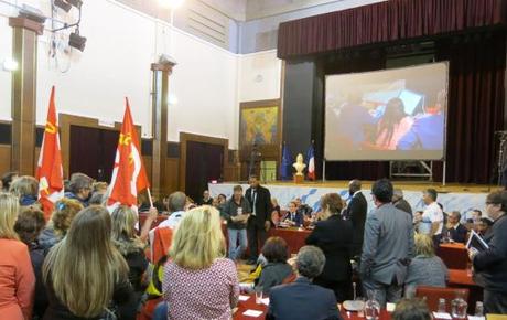 Montreuil, mercredi soir. Le bras de fer entre le maire et les agents de la ville a duré toute la soirée et a empêché le démarrage du conseil municipal. Ce n’est qu’après minuit que Patrice Bessac a décidé de reporter la séance. 