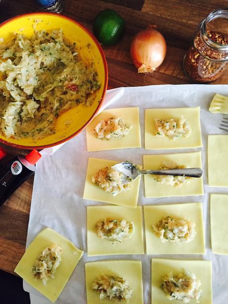 Rissoles mauriciennes de poulet au thym, persil & oignon servies avec une sauce “garnie”au piment d’Espelette & citron vert {#LBGCOOKINGBATTLE} Rissoles mauriciennes de poulet au thym, persil & oignon servies avec une sauce “garnie”au piment d’Espelette & citron vert {#LBGCOOKINGBATTLE}