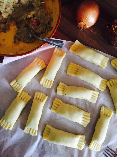 Rissoles mauriciennes de poulet au thym, persil & oignon servies avec une sauce “garnie”au piment d’Espelette & citron vert {#LBGCOOKINGBATTLE} Rissoles