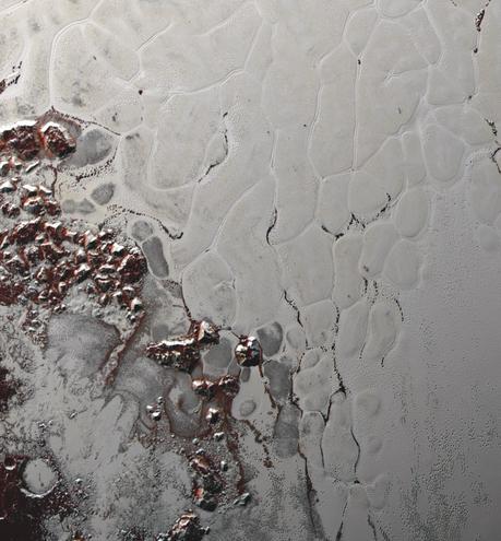 Une portion large de 400 km de la plaine Spoutnik imagée avec Ralph/MVIC (Multispectral Visible Imaging Camera), le 14 juillet 2015. À gauche, les montagnes de glace d’eau bordant la vaste étendue nappée de glace d’azote. On y distingue la forme bombée des cellules de convection — Crédit : NASA, JHUAPL, SwRI