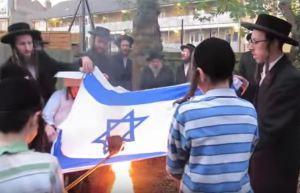Les juifs orthodoxes de Neturei Karta brûlent encore un drapeau israélien à Londres, en 2016 [cliquer pour voir la vidéo]