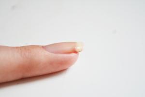 Réparer un ongle cassé 2
