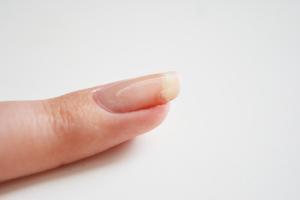 Réparer un ongle cassé polir