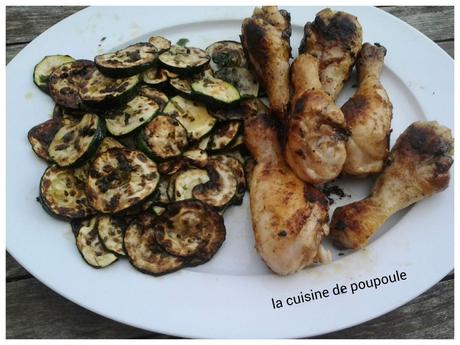 Courgette grillée au basilic et à l'ail à la plancha