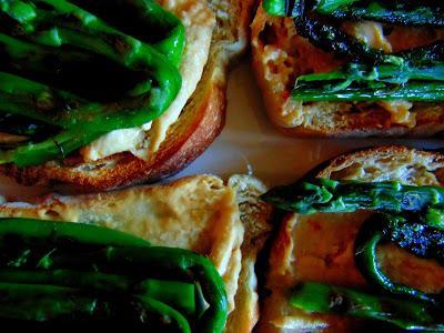 Toasts à l'houmos et aux asperges