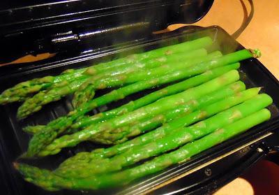 Toasts à l'houmos et aux asperges