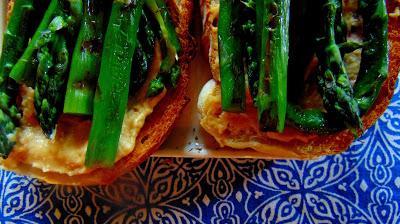 Toasts à l'houmos et aux asperges