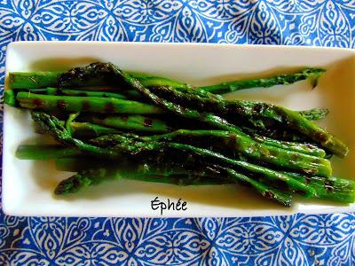 Toasts à l'houmos et aux asperges