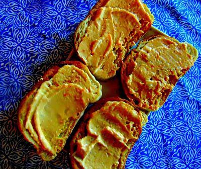 Toasts à l'houmos et aux asperges