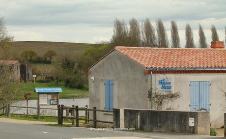 marais-goulaine-maison-bleue-vue-butte-roche
