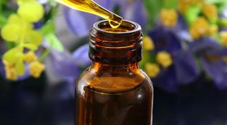 Se masser le ventre avec des huiles essentielles...