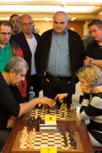 Le docteur Guy Bellaiche au centre de la photo - Photo © Chess & Strategy
