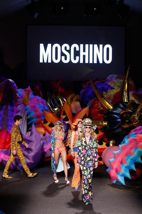 Le défilé été homme et le défilé croisière Moschino 2017...