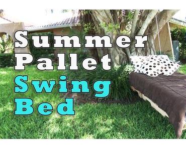 Il attache deux palettes ensemble pour faire ça dans son jardin. Une idée géniale pour les vacances d’été!