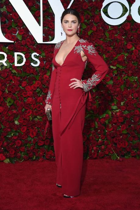 Keri Russell dans robe rouge col V.jpg