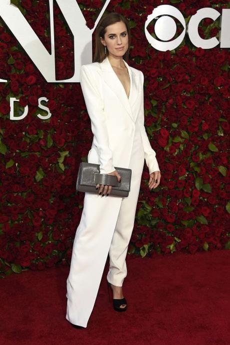 Allison Williams tenue blanche 2016 Tony Awards.jpg