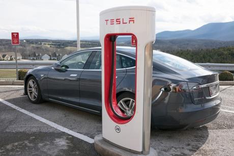 Voiture Tesla en rechargement