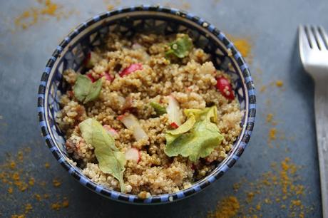 Salade croquante de quinoa, radis, abricots secs et curry