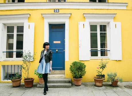 fille maison jaune