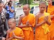 Thaïlande secte bouddhiste sert enfants pour defier police (vidéo)