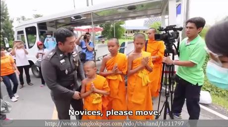 Thaïlande une secte bouddhiste se sert des enfants pour defier la police (vidéo)