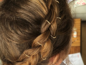 Sélection mode spécial mariage : une tenue d'invitée nude, avec tulles et paillettes Bijoux de cheveux (c) YAY
