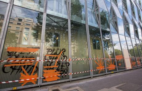 Des dégradations ont été commises par des casseurs contre l'hôpital Necker. (Sipa) Hopital Necker. Big damage in Paris on the Boulevard Montparnasse caused by vandals during the protest against the law on the Labour Code. Paris, FRANCE-15/06/2016.//MEIGNEUX_meigneuxA008/Credit:ROMUALD MEIGNEUX/SIPA/1606152016