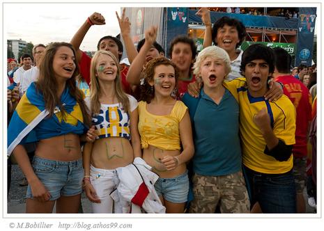 supportrices suedoise en tenues estivales à la FanZone Euro 2008 Plainpalais