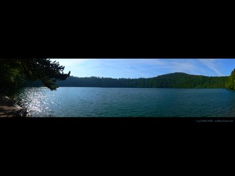 Lac_pavin_panorama