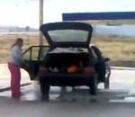 vidéo femme lavage auto