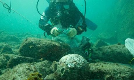 Des archéologues marins découvrent des objets rarissimes sur le site d'un naufrage datant de 1503 près d'Oman